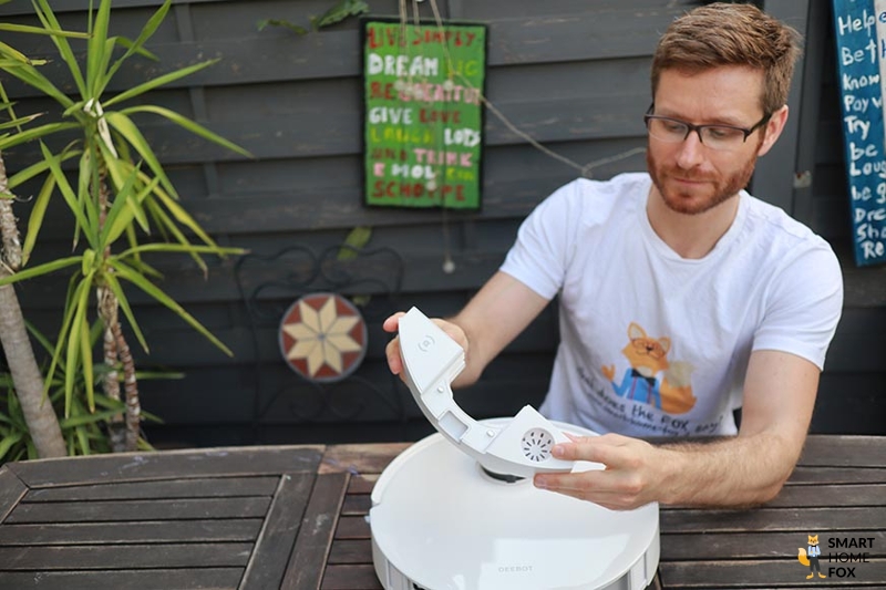 Der Dummy-Wassertank des Ecovacs Deebot T10 wird in den Händen gehalten.